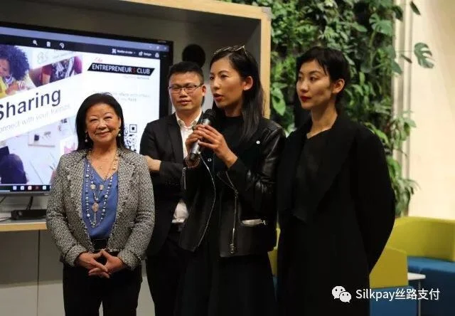 到场企业家热切交谈