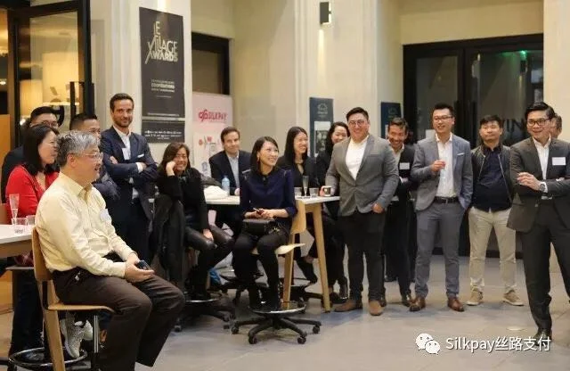 到场企业家热切交谈