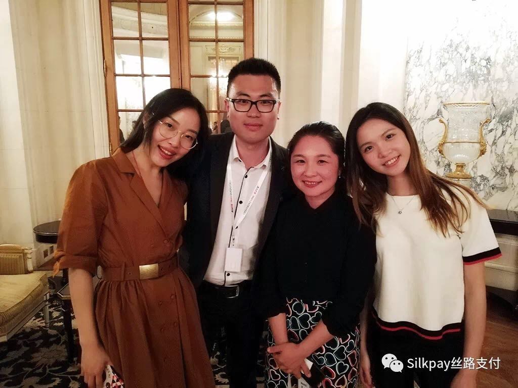 Silkpay丝路支付首席执行官Annie Guo和团队成员合影