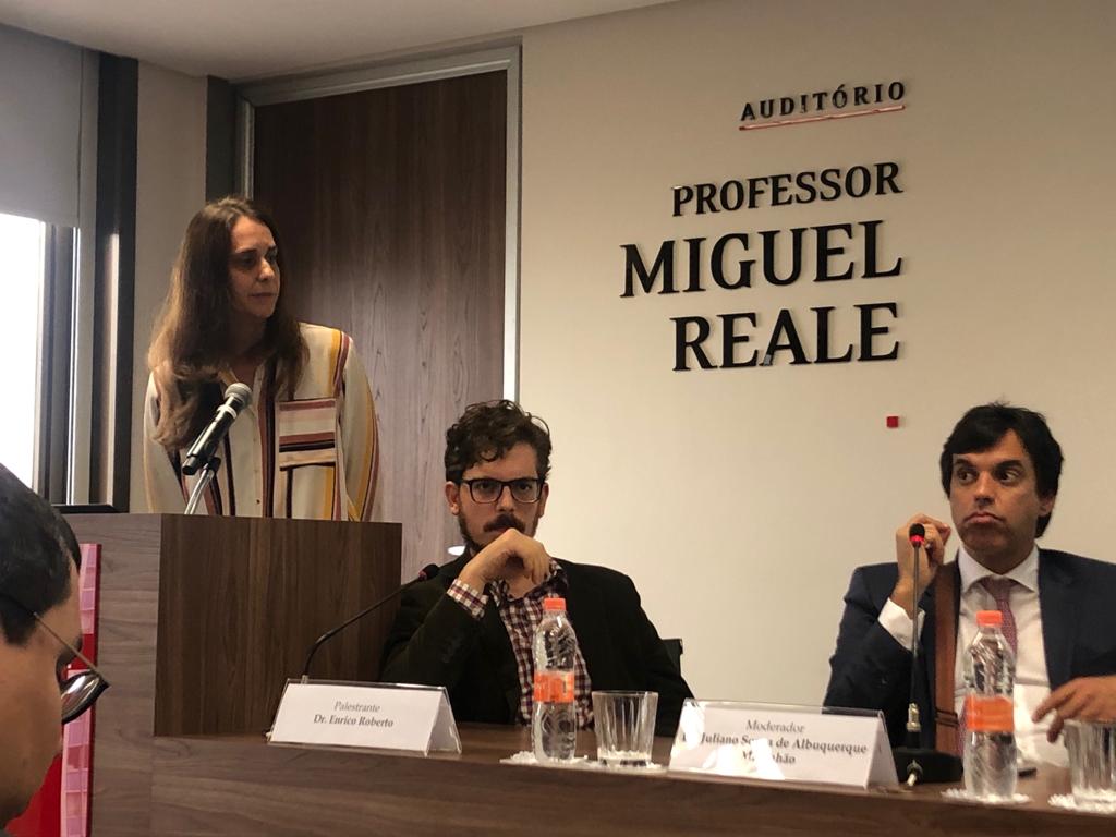 Os integrantes da Comissão Silvia Melchior e Enrico Roberto com o presidente Juliano Maranhão em reunião sobre responsabilidade civil de danos causados por robôs.