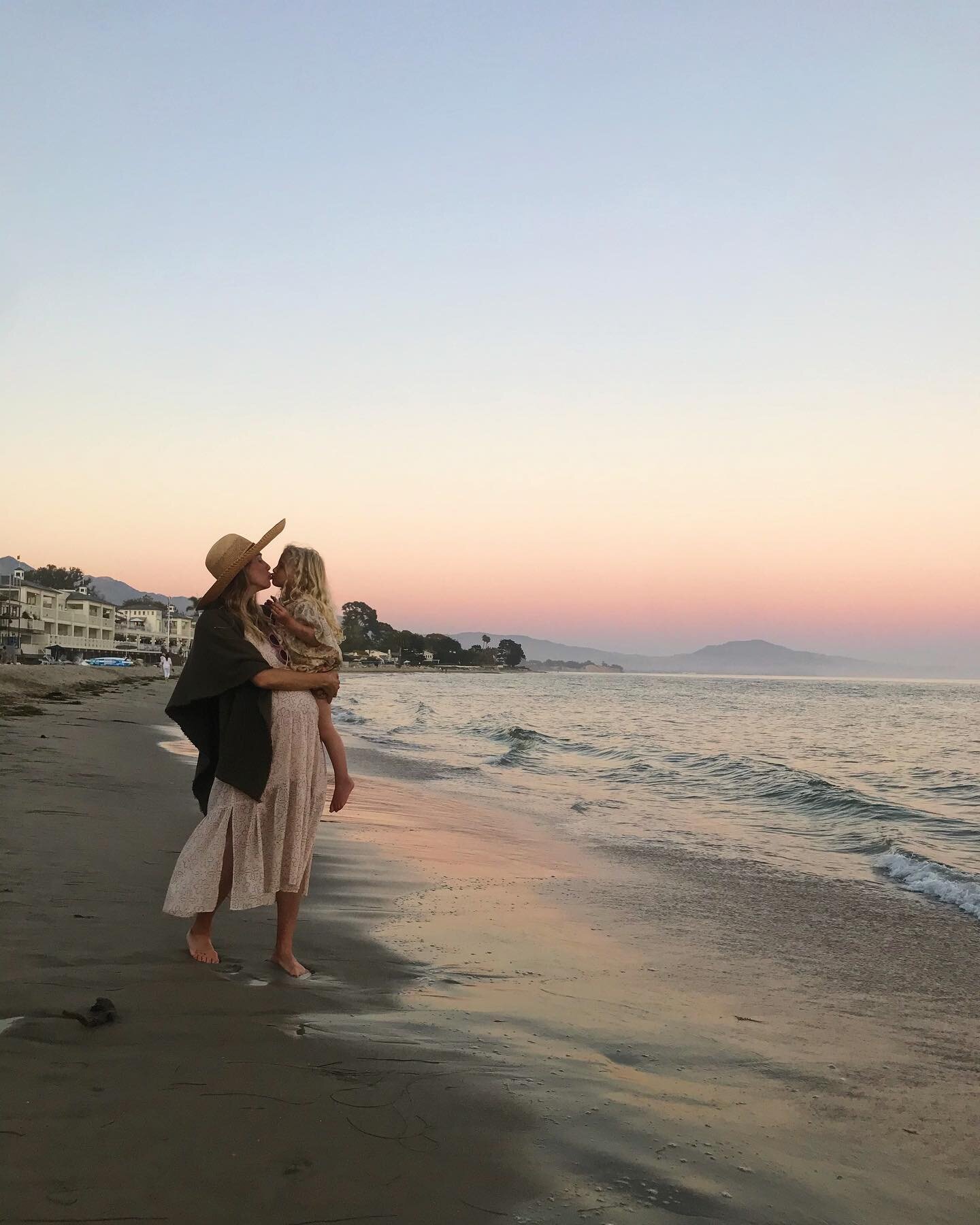 Really savoring this precious time with my lil love child 🥰 Only one month left before we become a family of 4 👨&zwj;👩&zwj;👧&zwj;👧 #ameliesophiadelowe