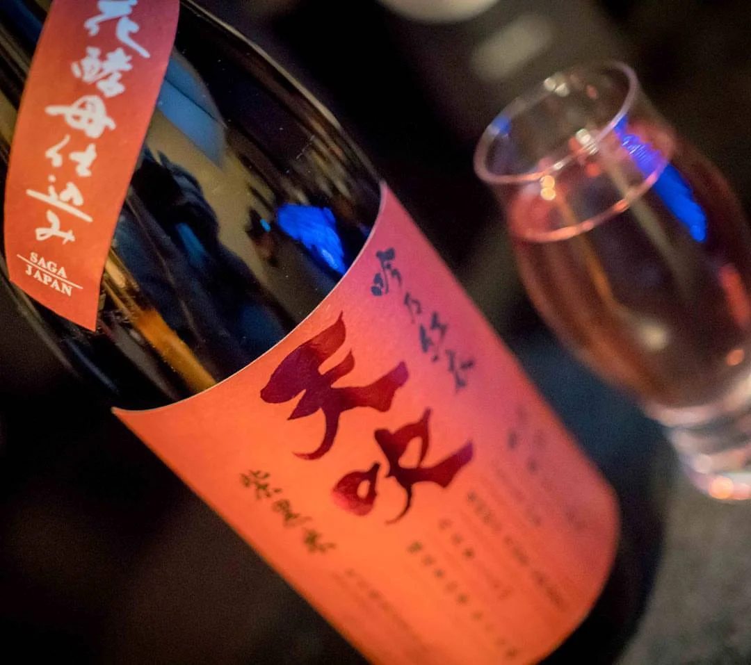 You’ve probably never had a sake like Amabuki’s Gin no Kurenai Junmai. It’s light pink color deceptively implies a very sweet affair, only to present a delightfully complex and rich taste with delicious hints of fruit. #sake #junmai #amabuki #saga #sagasake #saturdaynightsake #happyhour #nihonshu #sakenyc #日本酒 #純米酒