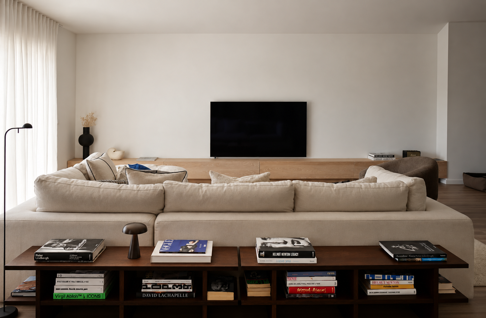 quinta-do-pinhao-sala-de-jantar-design-interiores_Minimalist Living Room with Art Books.png
