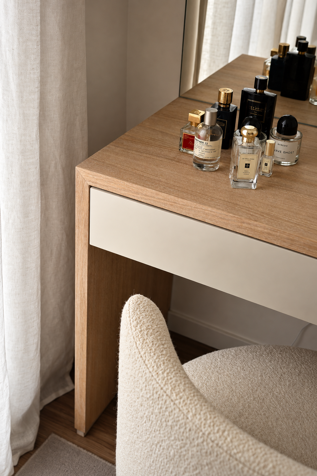 quinta-do-pinhao-sala-de-jantar-design-interiores_Minimalist Vanity with Curated Fragrances.png