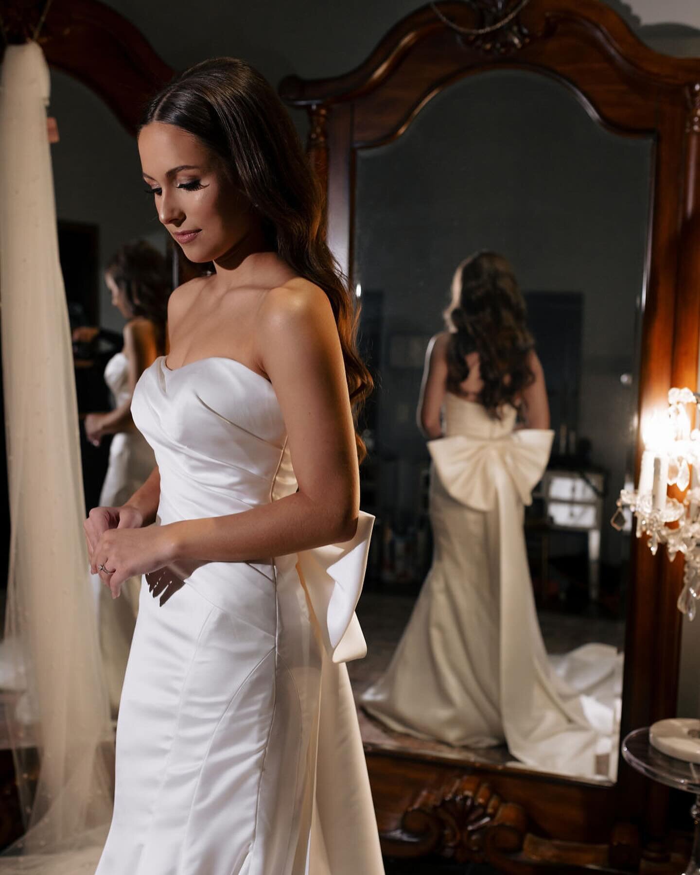 Elevate your pre-wedding prep in our luxurious bridal suite ✨ With ample mirrors to ensure every detail is flawless, bask in the beauty and excitement as you and your bridal party get ready for your special day. 💖 

Venue: @rosebriarplace
Coordinato