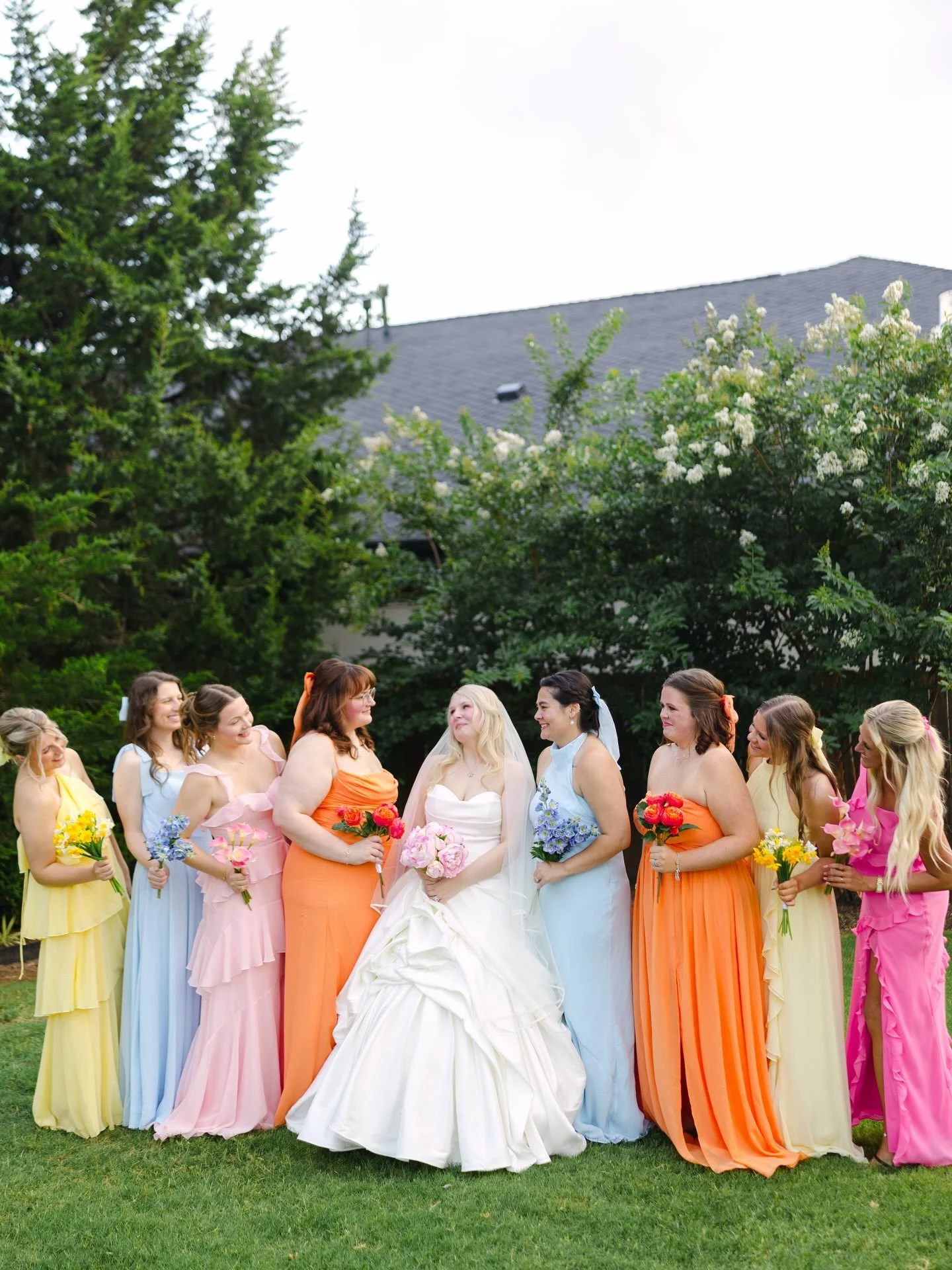If summer had a wedding, it would probably look like this🩷🩵🧡💛

Bright florals, colorful details, sunshine all day, and a whole lot of happy tears. The Erwins brought the perfect mix of timeless romance and vibrant summer energy, and every moment 