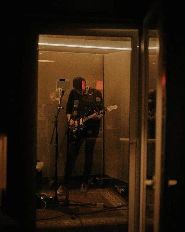 ⠀
&bull; @goldengreystudio w/ @lightxrain &bull;⠀
⠀
&bdquo;Well I crippled your heart a hundred times⠀
And still can't work out why⠀
You see, I've got this disease⠀
I can't shake and I'm just rattling through life&ldquo;⠀
⠀
🍂🖤⠀
⠀
__________________