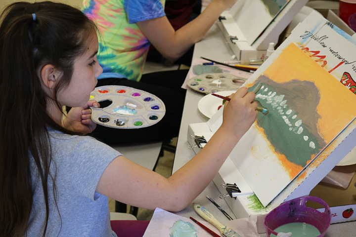 Paint Plates are lightweight and easy for students to handle.