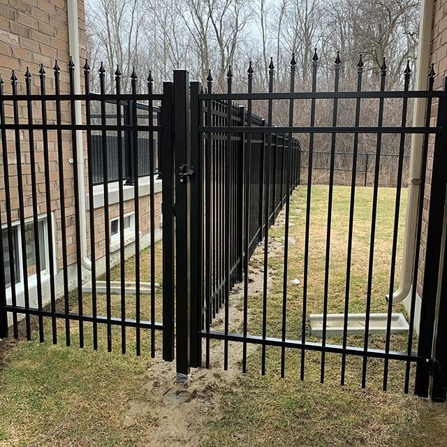 Our stunning Aluminum fence with the double bar and fennels design!! 6 feet high - semi private design - self closing gate with keys and locks - maintenance free - superior quality. ☑️⭐️ Call us for a free quote 647-221-9800 📞

#torontorailings #con