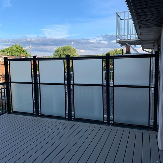 Our frosted glass privacy screen for our client that couldn&rsquo;t get their permit approval because prior railing was not up to building code. Another satisfied client that can now get her occupancy approved . 🙌🏻 Call us for a free quote for your