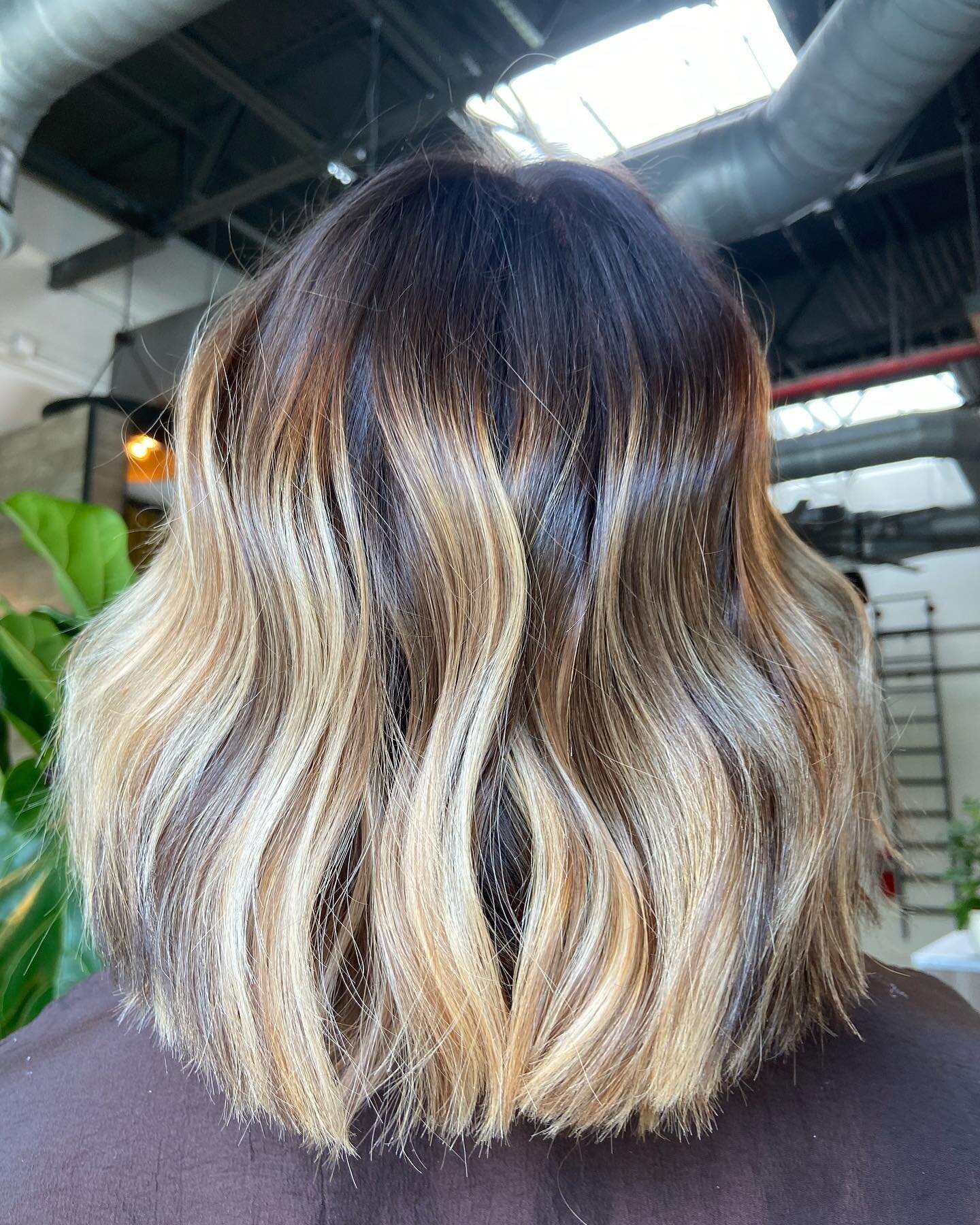 Foilayage + Colormelt by Claire @igotahairball w/ @davinescolor ⭐︎⭐︎⭐︎⭐︎⭐︎

Davines formula:
HL: Progress &amp; 20
LL: 4 &amp; 5.0

Base (A New Color): 10g 6.11, 5g 7.11, 5g 77.0, 3g 66.0 with 5vol

Melt (View): 7.21
Ends (View): 10g 10.21, 2.5g 9.22