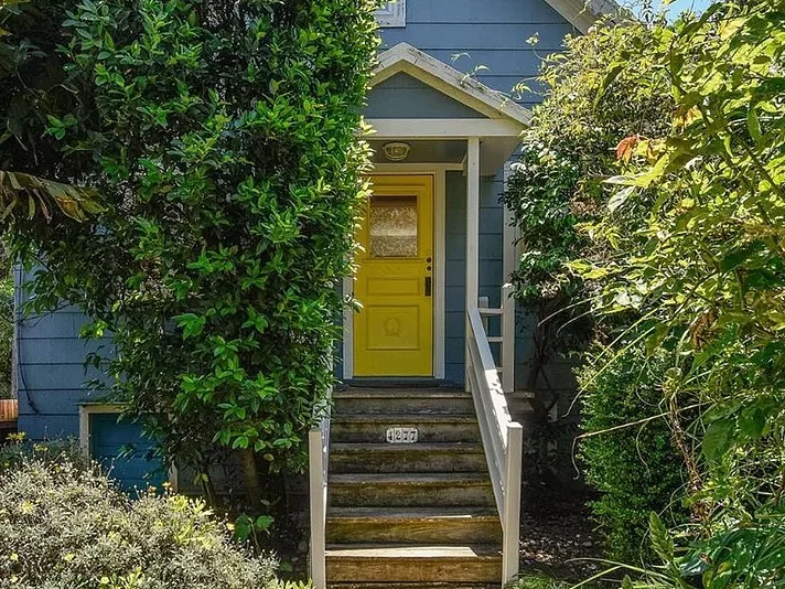 Door: Benjamin Moore Fiesta Yellow 341