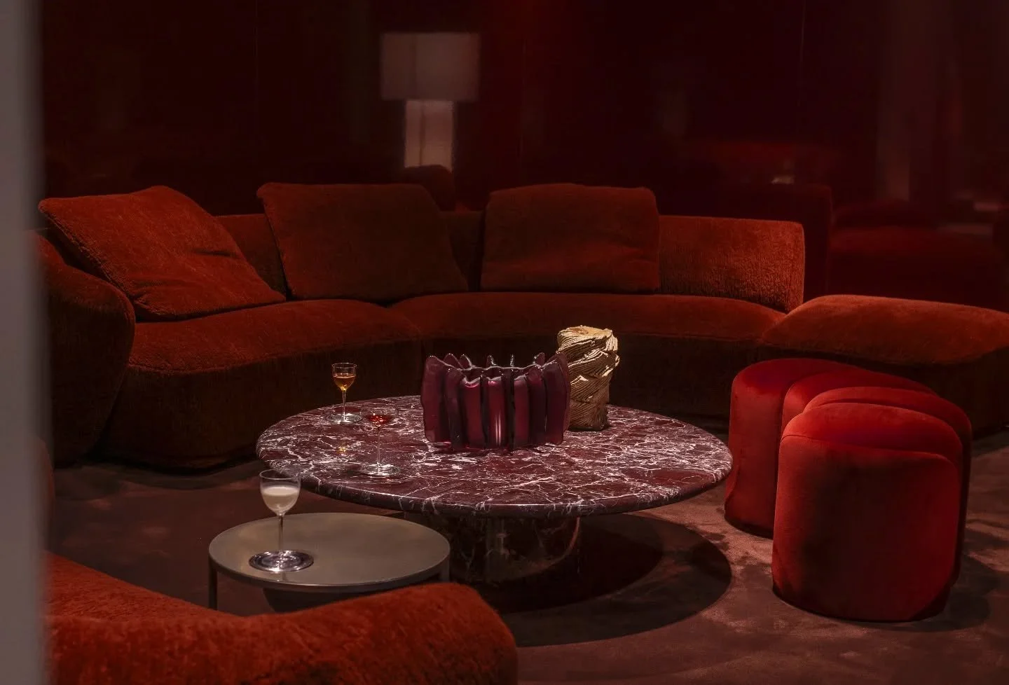 🔥🎨🏮🟠
#livingroominspiration #design #matterofsalone #red #atmosphere