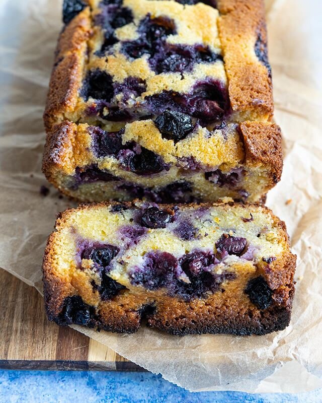 Brightening up this rainy and cold day with cake. + the oven keeps the kitchen warm and toasty. .
.
.
.
.
#blueberryalmondlemoncake #blueberry #cake #baking #ottelenghisimple #bakeathome #dessert #f52grams #notglutenfree