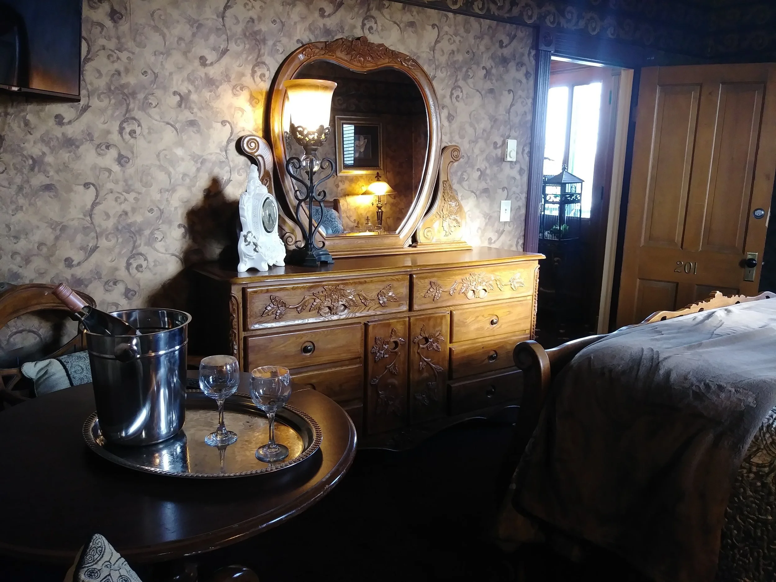 Room 201 08.jpg