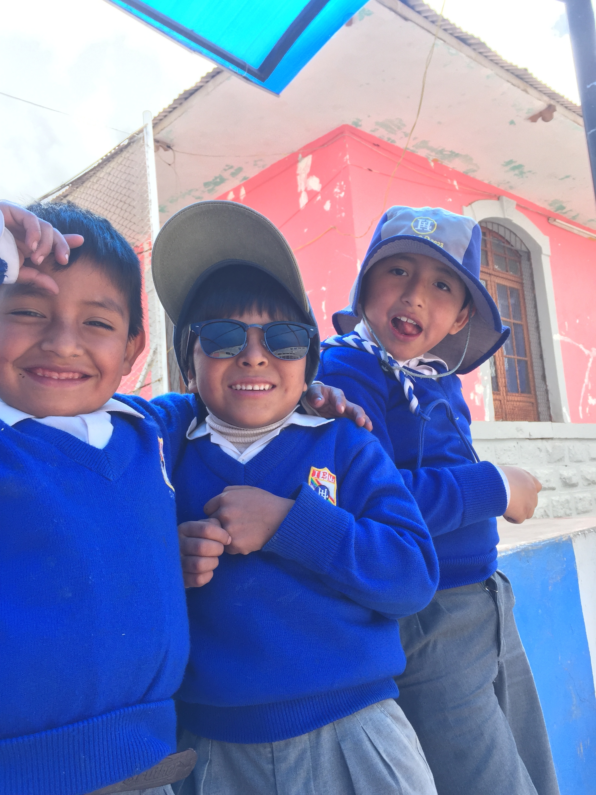 Anytime I pull out my phone, the kids get extremely excited for la cámara.