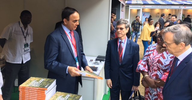 Presenting latest Global Land Outlook to Professor Jeffrey Sachs at the World Sustainable Development Summit 2018 (WSDS)