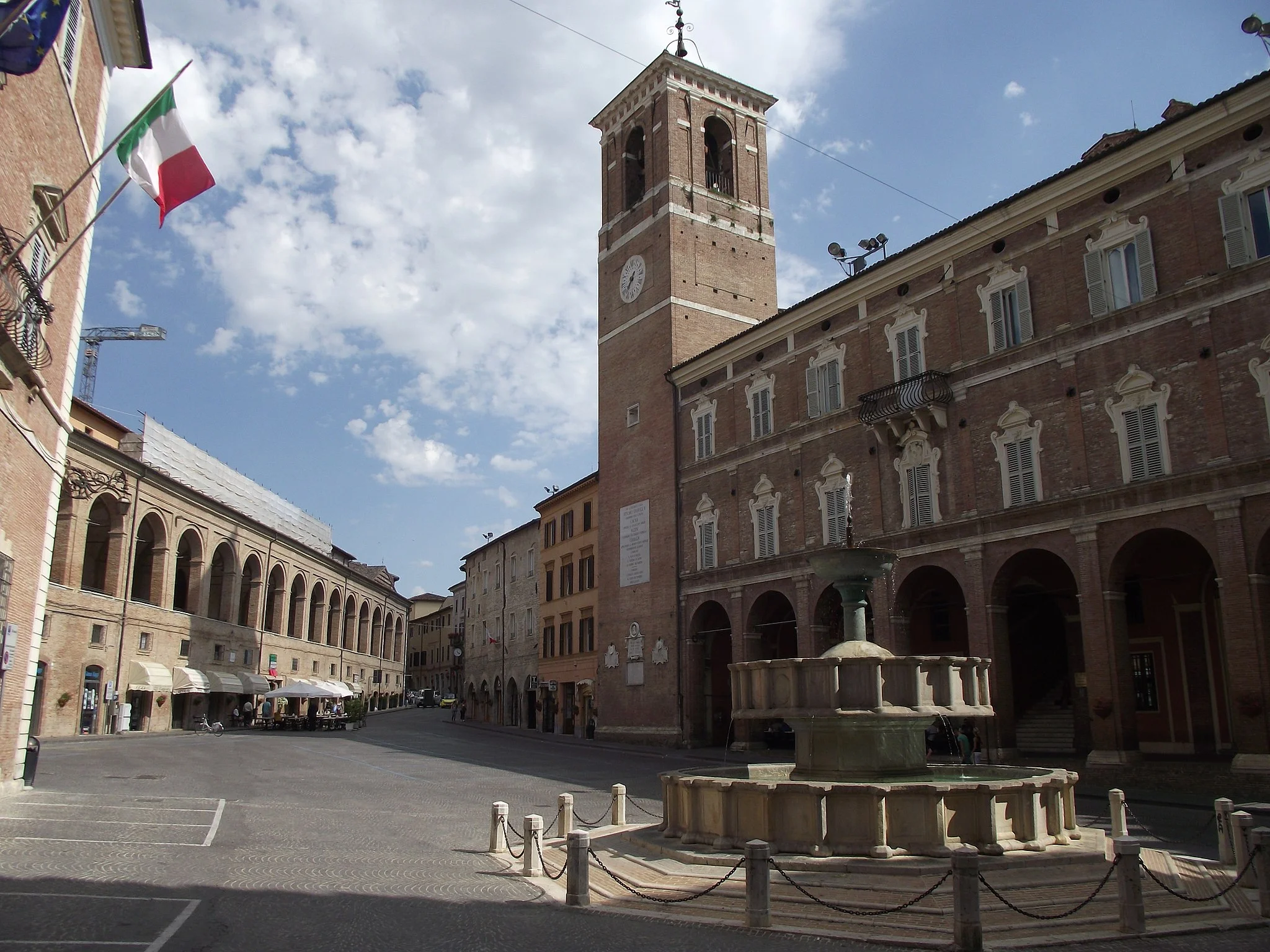 Fabriano,_Piazza_del_Comune_(3).jpg