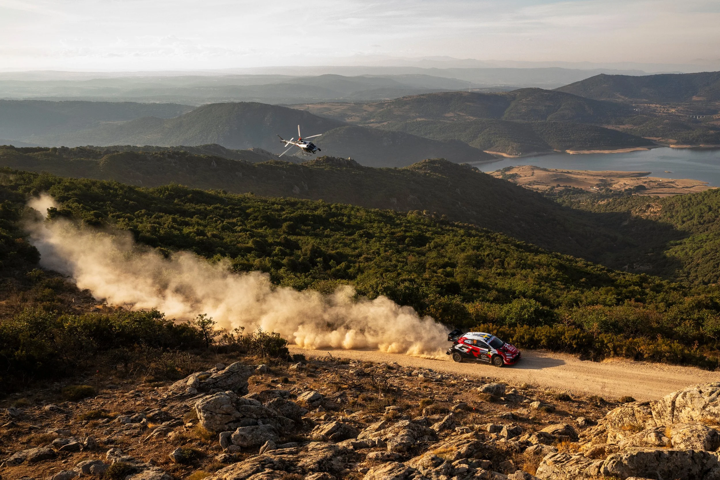 Il rally cerca lo show. Poi arriva una prova speciale.