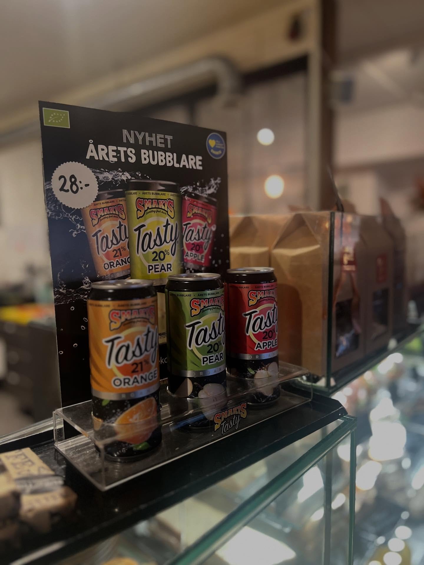 Smakis Tasty forts&auml;tter ta plats!
Nu finns v&aring;rt Tasty-sortiment &auml;ven hos Sur &amp; Deg i Tumba, d&auml;r f&ouml;rs&auml;ljningen redan f&aring;tt en riktigt stark start. 🧡✨

Stort tack till @suradeg f&ouml;r f&ouml;rtroendet &ndash; 