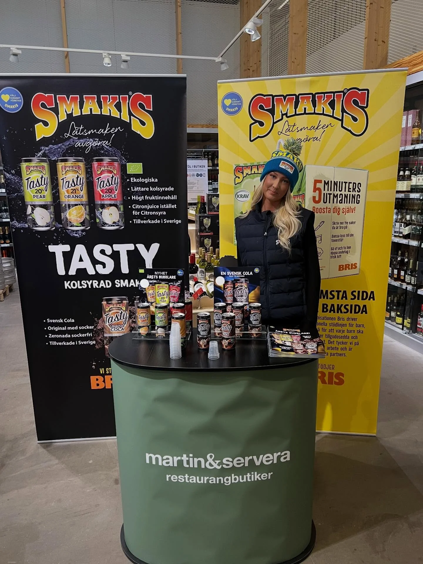 Idag k&ouml;r vi demo hos @restaurangbutiker i &Aring;rsta (imorgon Bromma) och lanserar SMAKIS Tasty 🔥😀🙌🧃

Kom &aring; bes&ouml;k oss och testa Svensk Cola samt v&aring;ra goda ekologiska fruktdrycker med h&ouml;gt fruktinneh&aring;ll 🫵👏

#mar