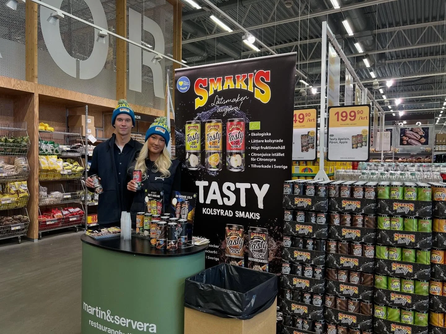 Idag st&aring;r tredje generationen &Ouml;stenssons ute p&aring; Smakis demo hos @restaurangbutiker i Bromma och visar upp v&aring;ra nyheter p&aring; Tasty - kolsyrad ekologisk Smakis 🔥🧃😀

Bra jobbat ungdomarna @loveostensson &amp; @englaostensso