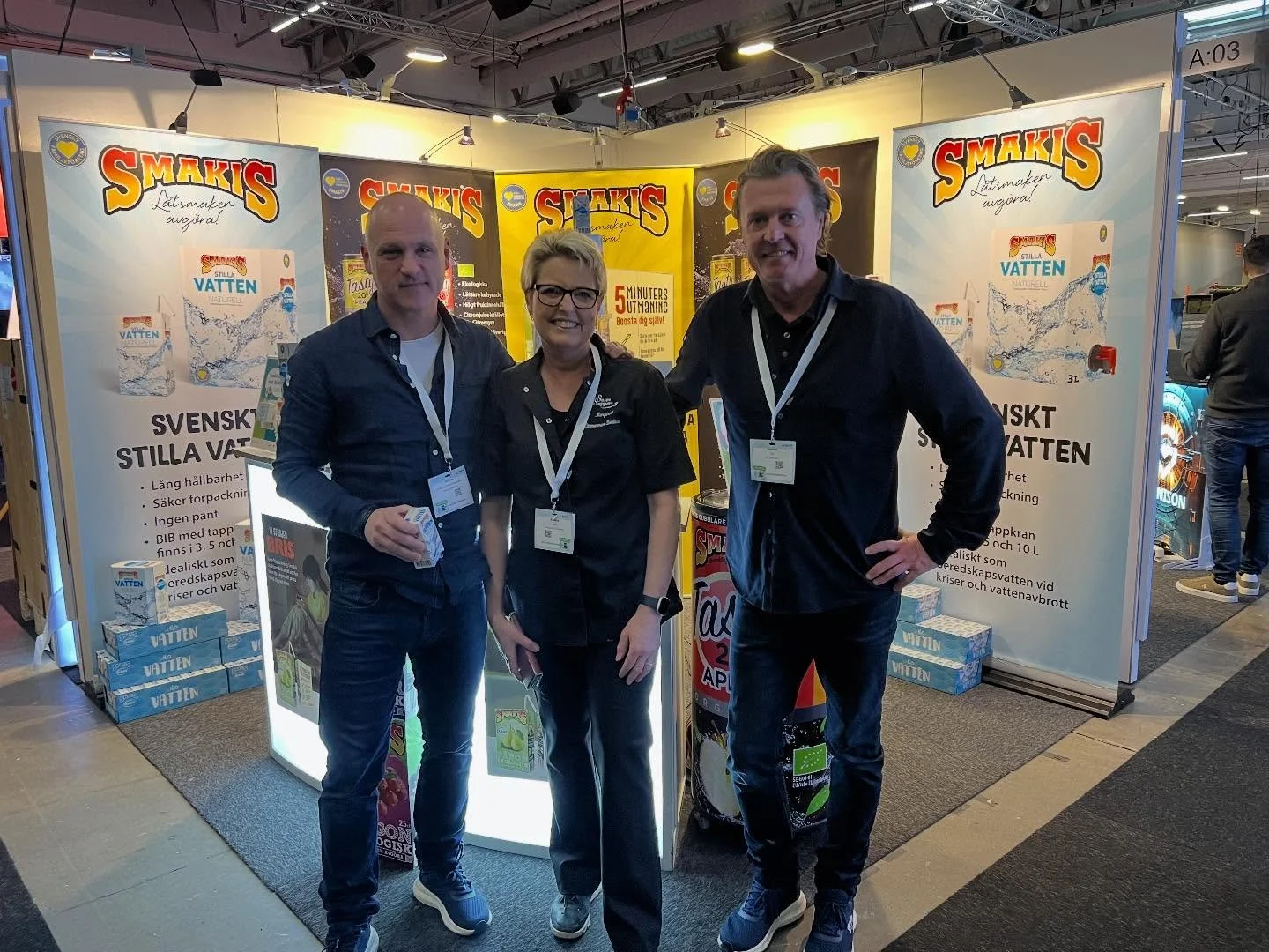 Nu &auml;r vi med Smakis p&aring; M&ouml;tesplats Samh&auml;llss&auml;kerhet m&auml;ssan i Kista ihop med @easyfairsgroup 💦🧃

H&auml;r lanserar vi bl.a. v&aring;rt nya Smakis Stilla Vatten💧 

Tack @margaretazimmerman fr&aring;n Sales Support f&oum