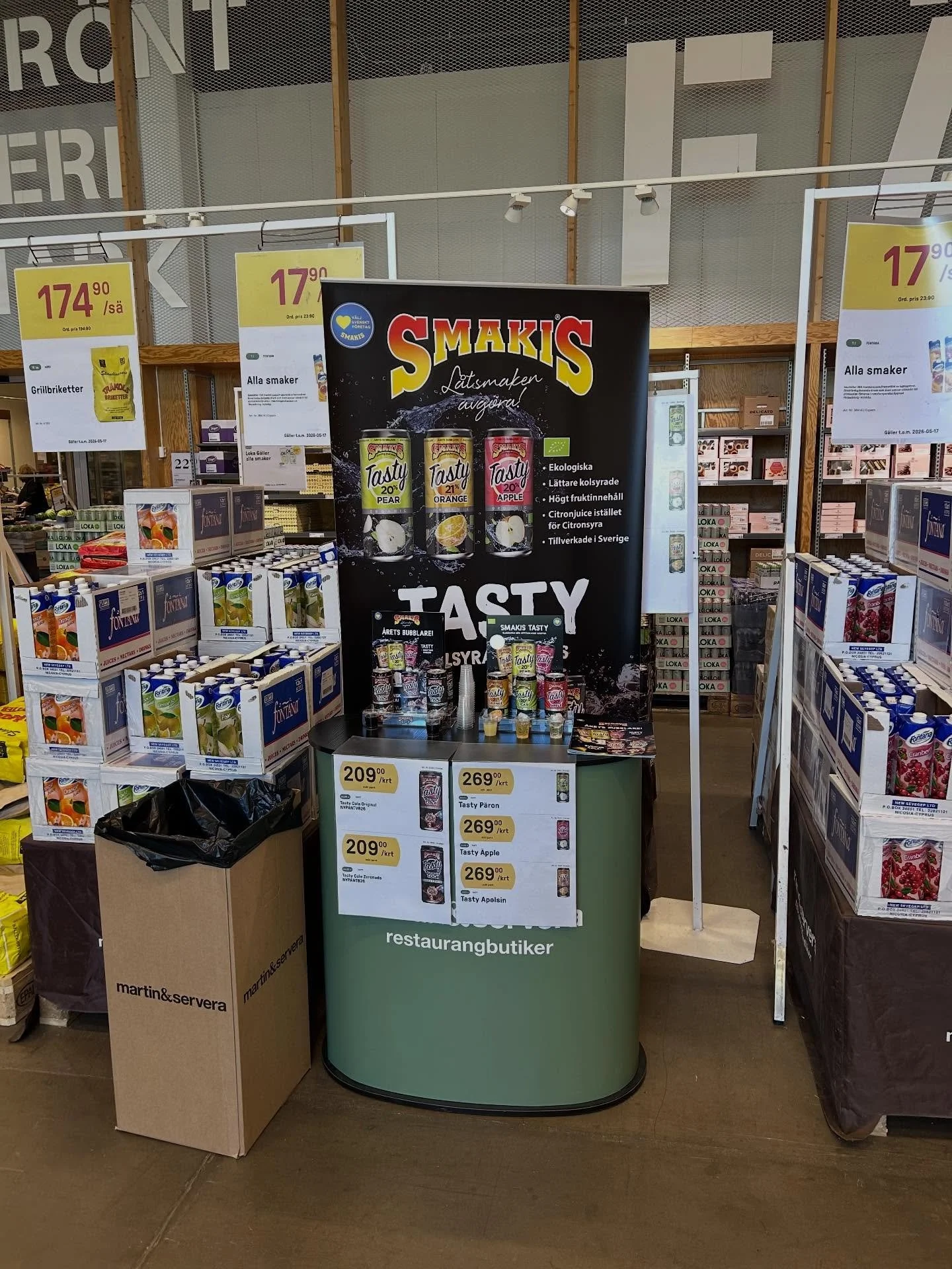 Idag k&ouml;r vi Smakis Tasty-demos hos Martin &amp; Servera och Snabbgross butikerna i &Aring;rsta 🔥😀

Kom f&ouml;rbi och provsmaka och handla v&aring;ra goda ekologiska fruktdrycker med l&auml;tt kolsyra samt v&aring;r svenska Tasty Cola.

Med Sm
