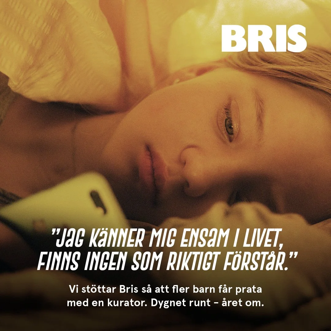 En ung flicka ligger i sängen och tittar på sin mobiltelefon, med texten 'Jag känner mig ensam i livet, finns ingen som riktigt förstår'.
