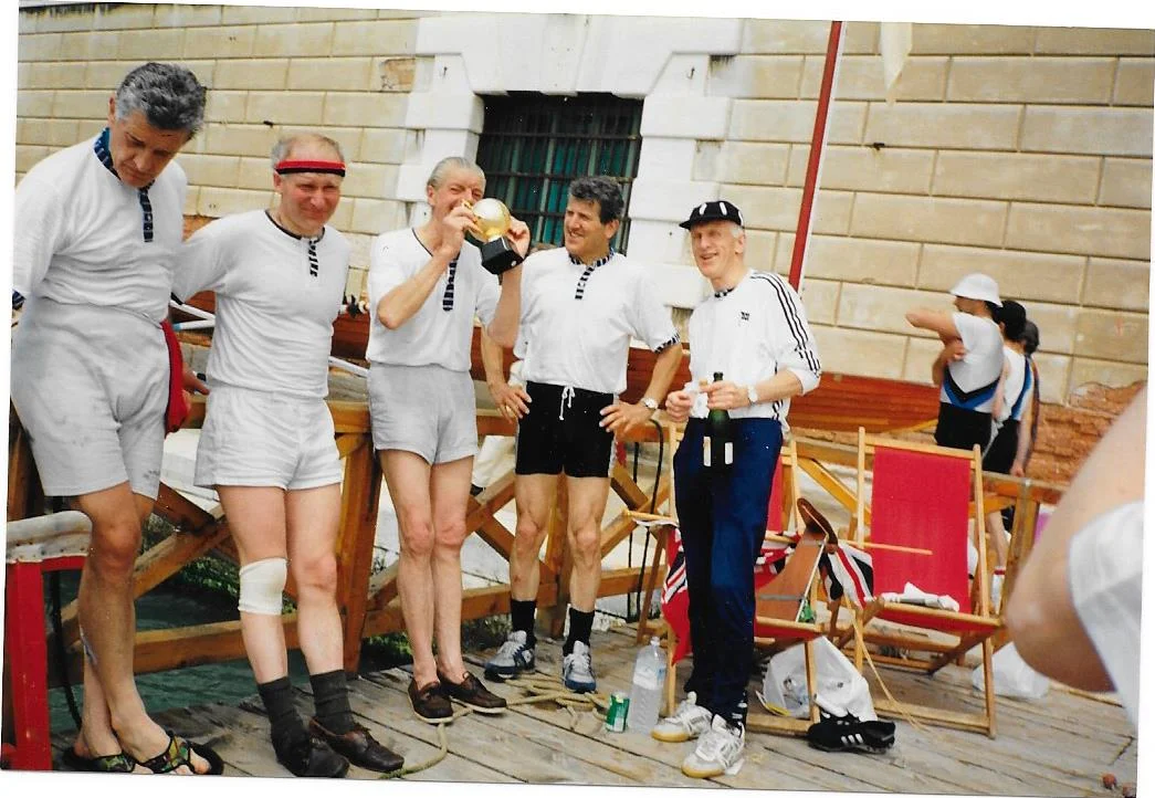 Cedric with bottle quenches his crew’s thirst, from left to right Lorenzo Ventabile, Anthony de Winton, Rob van Mesdag, Vittorio Soave
