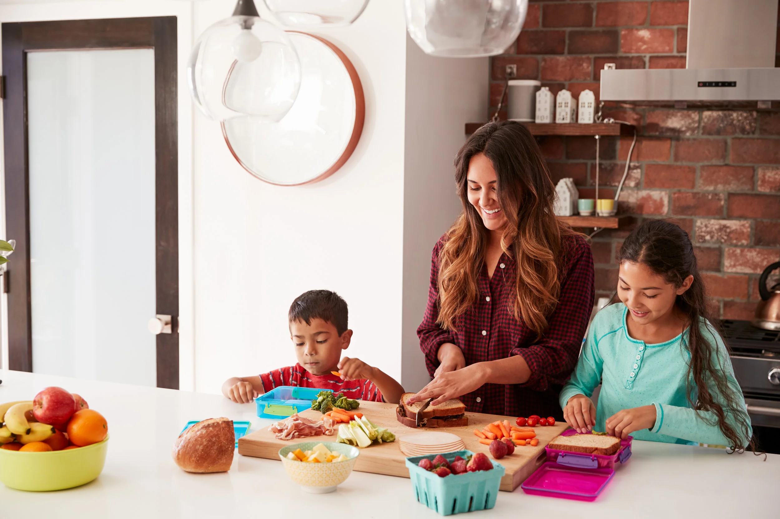 https://images.squarespace-cdn.com/content/v1/5afaa184b98a78a9f7049564/1553617555374-B36FR0UXGLP4V22T6AMH/family%2Bmaking%2Bfood%2Bin%2Bthe%2Bkitchen