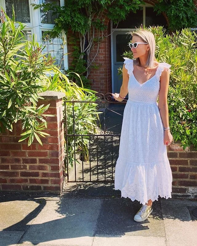 Hump day vibes 🐪 ⁣
⁣
I just love London when the weather is like this ... ☀️ ⁣#adressaday @pepperpaperstyle ⁣
Dress @hm (previous season)⁣
Trainers @airandgrace (previous season)⁣⁣
.⁣
.⁣
.⁣
.⁣
.⁣
#humpdaywednesday #lovedresses #todayiworeclothes #we