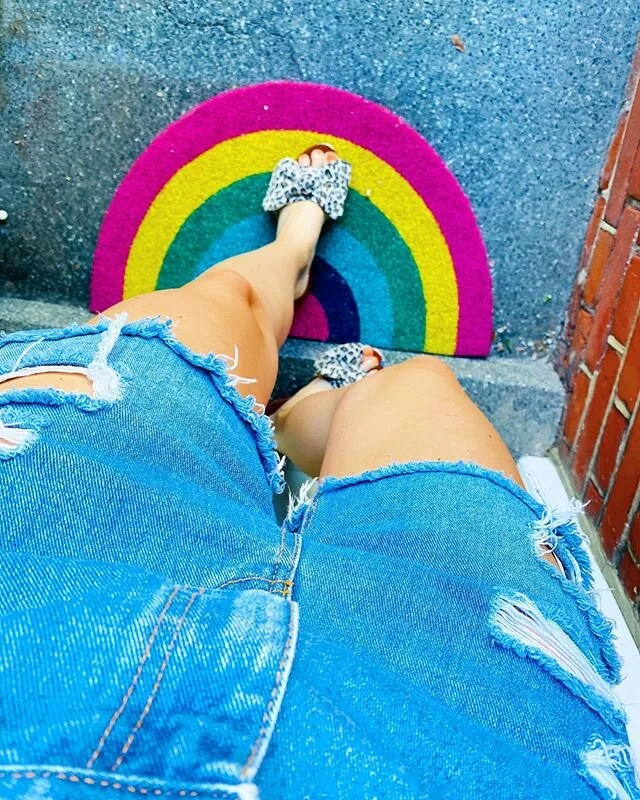 🌈When you step out the house and are reminded that we live in a beautiful but unpredictable world🌈⁣
⁣
I hope our new doormat will make you smile Mr postman &amp; our brilliant delivery squad🌈 ⁣#thankyoupostalworkers
.
.
.
.
#rainbowtoday #fridaymo