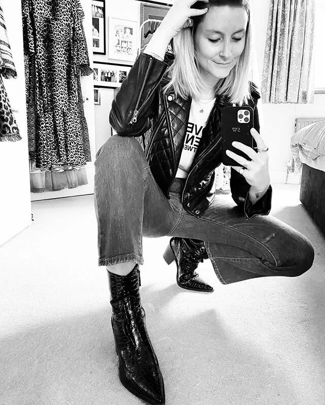 I&rsquo;ve been hiding a little this week, but hello, I&rsquo;m back 🖤🤍
.
.
.
#blackandwhite #monochromeart #fashionthursdays #loveislife #fashionista #instafashion #londonfashionista #stylistlife #stylingtips #howtowear #outfitofthedaybabe #cutedr