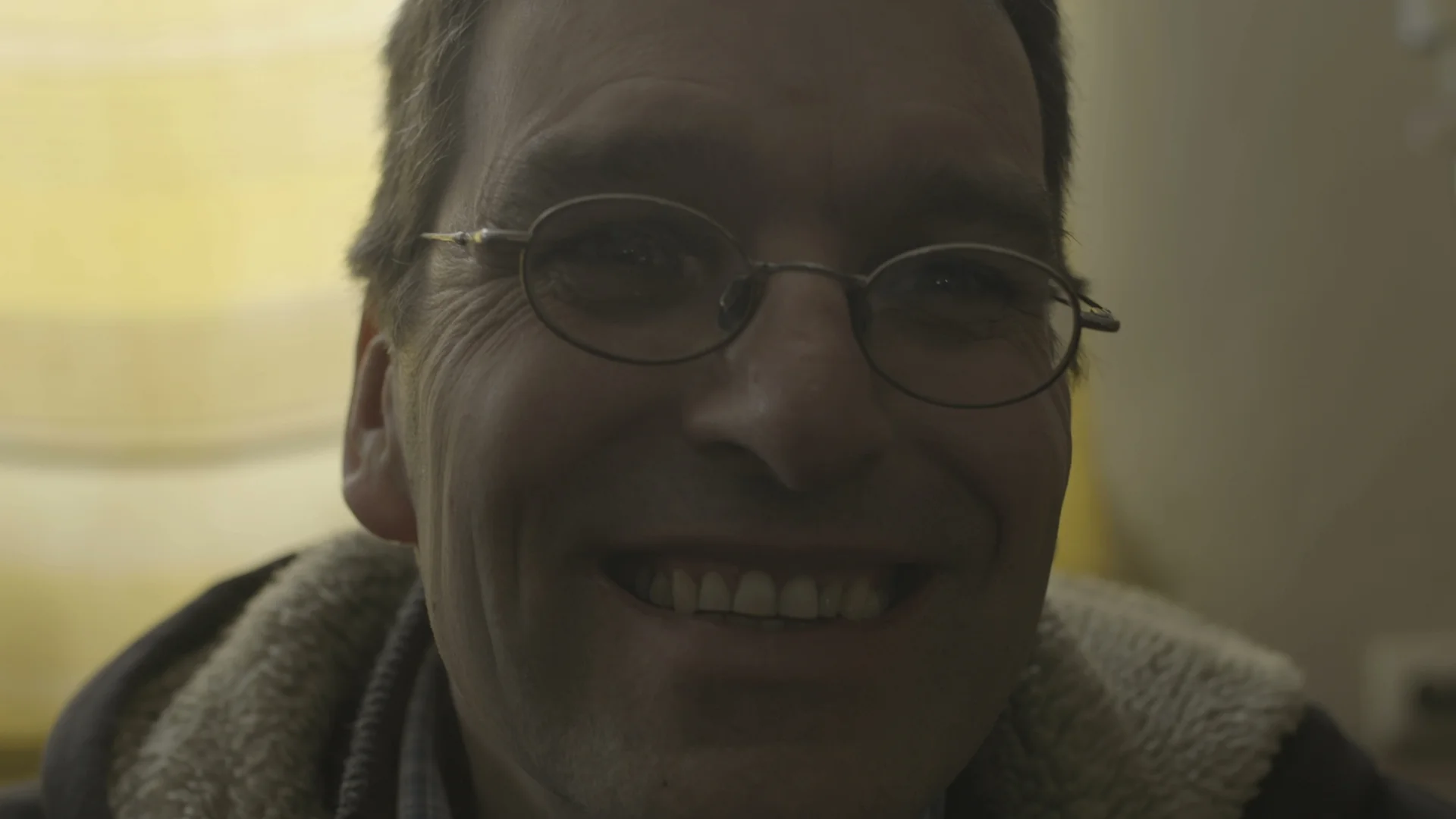 Koen op huisbezoek bij een joodse familie in Oekraïne.