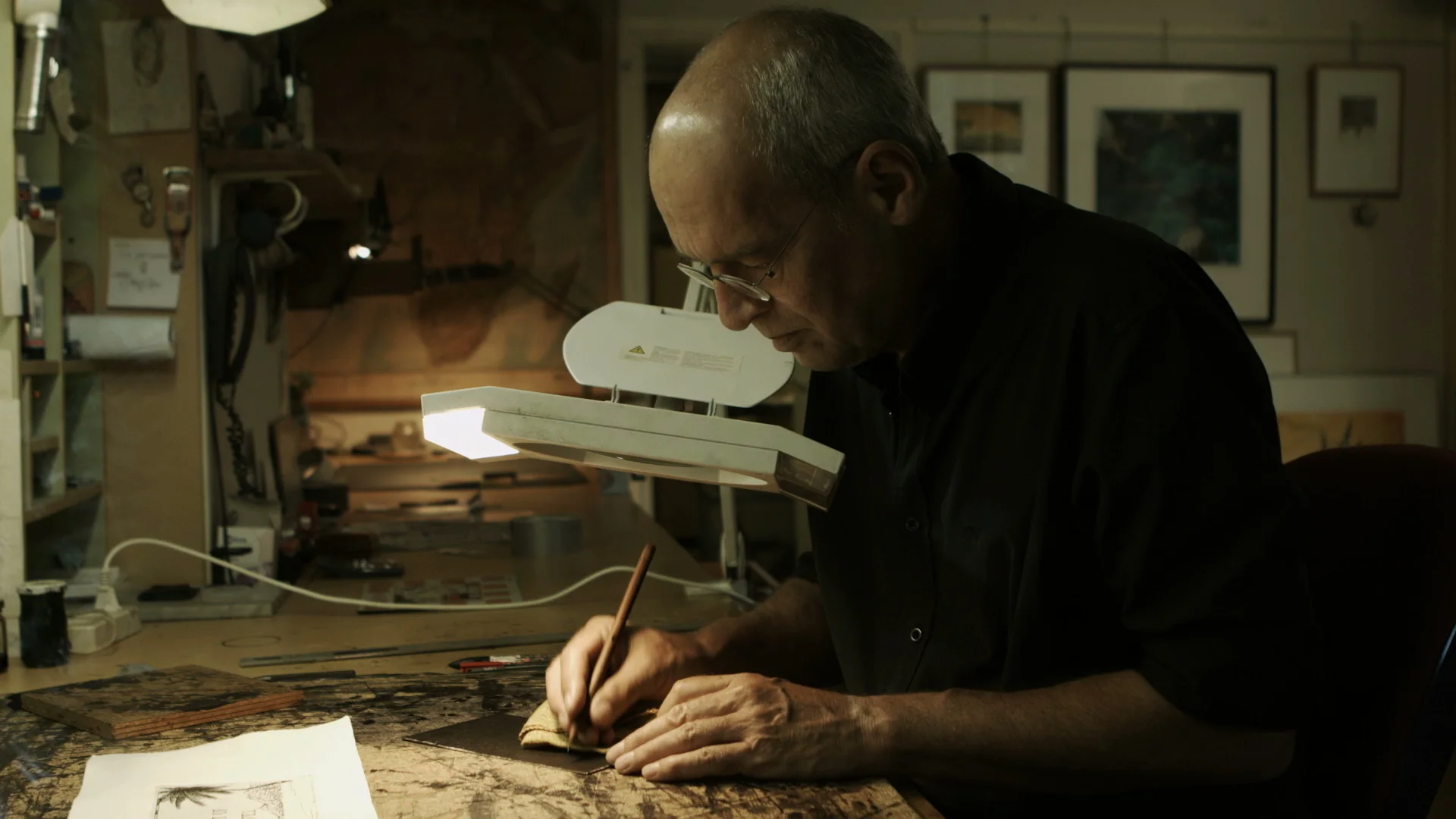 Rolf Weijburg in zijn atelier.