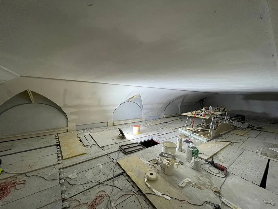  Installation of a lightweight false vault structure, enabling the realization of the decorative ceiling within technical constraints.  The work was done by? 