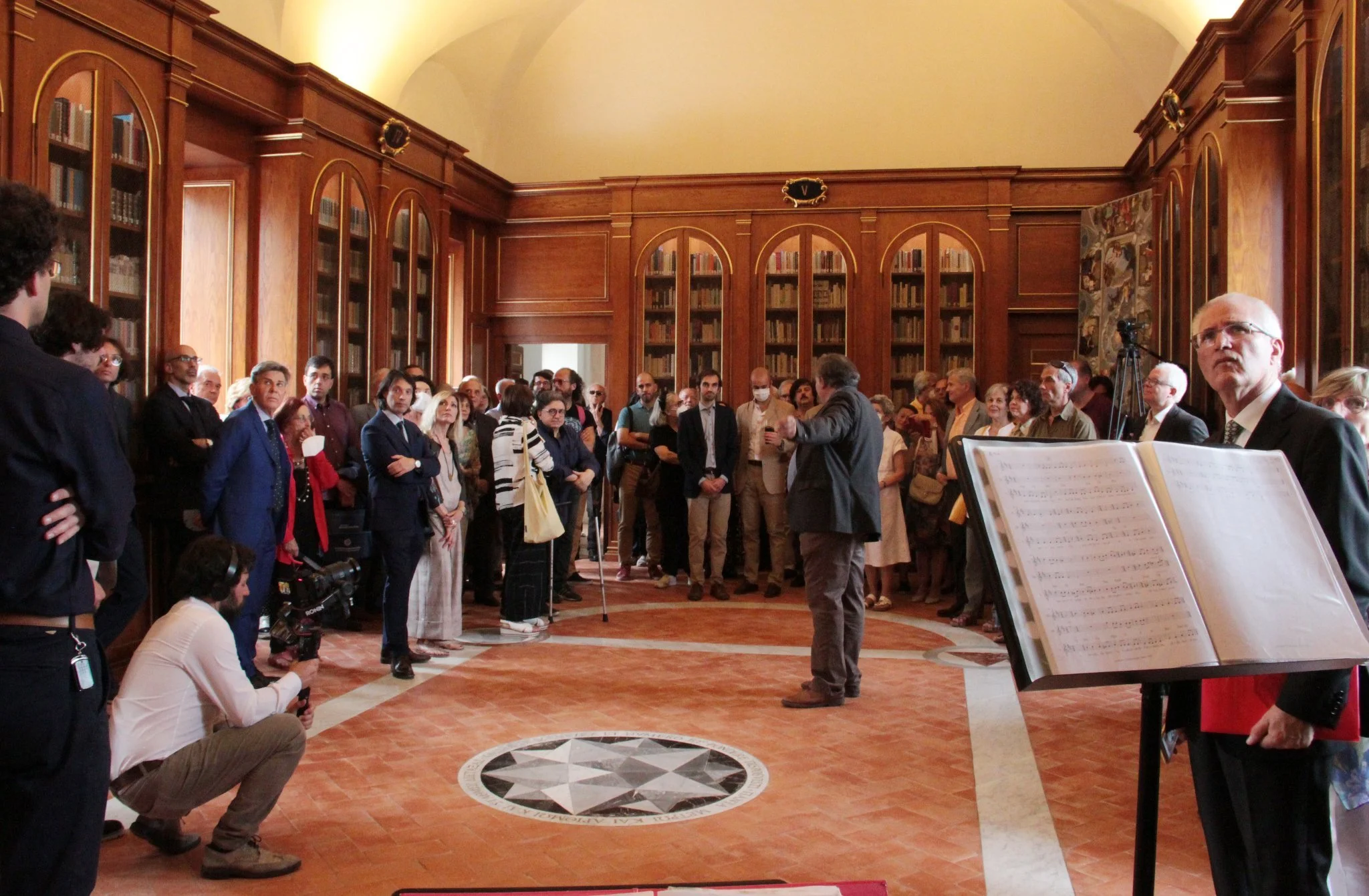  The inauguration of the library, during which Luigi Miraglia, director of the Accademia Vivarium Novum, formally presented the library donation to the assembled guests and Mrs. Grazia Marchianò, highlighting its cultural significance, intellectual v