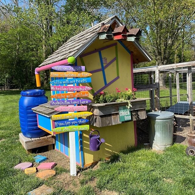How fun is this chicken coop!?🐓Loved making this directional sign for this client! During this quarantine, I know you guys are all working super hard on your yards, because you have been keeping me very busy painting hundreds of  pickets! Thank you 