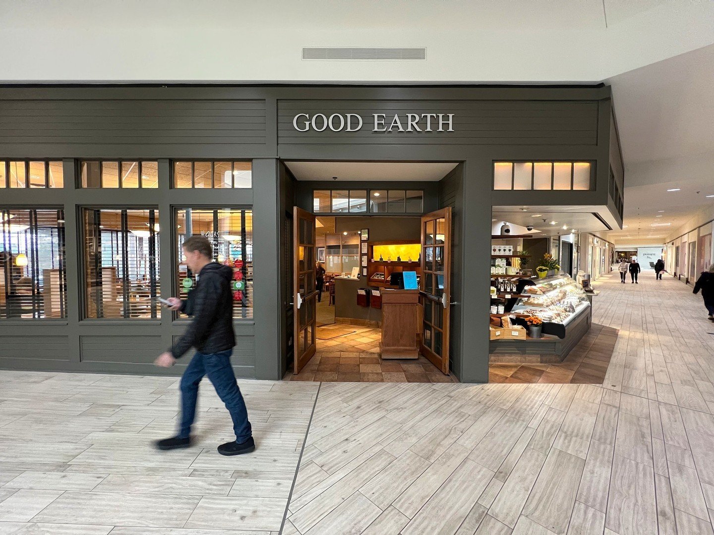 Weekday lunches go from drab to fab with @good_earth_edina! Find gourmet salads, sandwiches, and freshly baked goods ready to be enjoyed in the restaurant or on-the-go for wherever the day takes you. 🥙