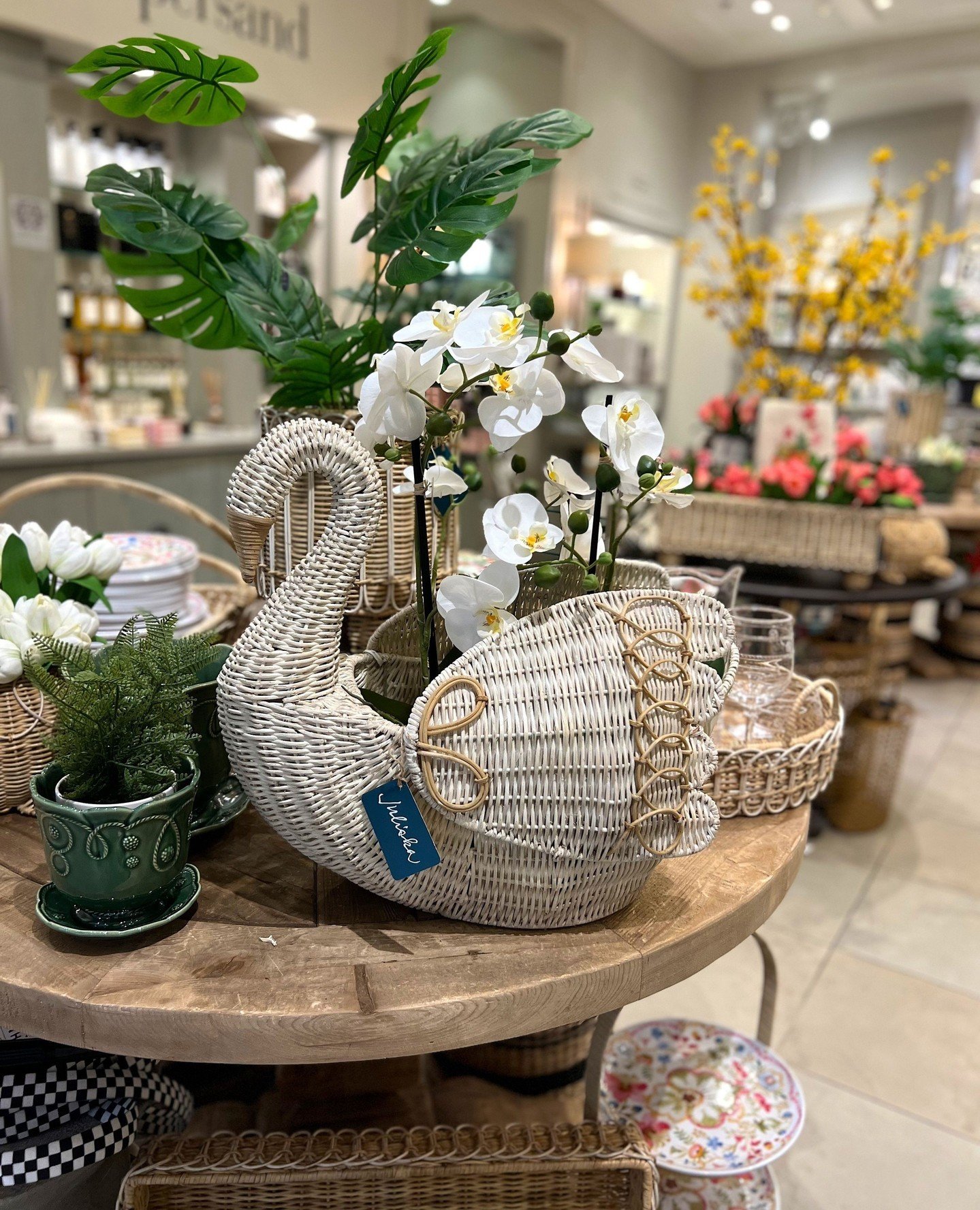 Currently coveting this woven swan basket for all our flower displays. Available now at @ampersandgalleria. 🦢⁠