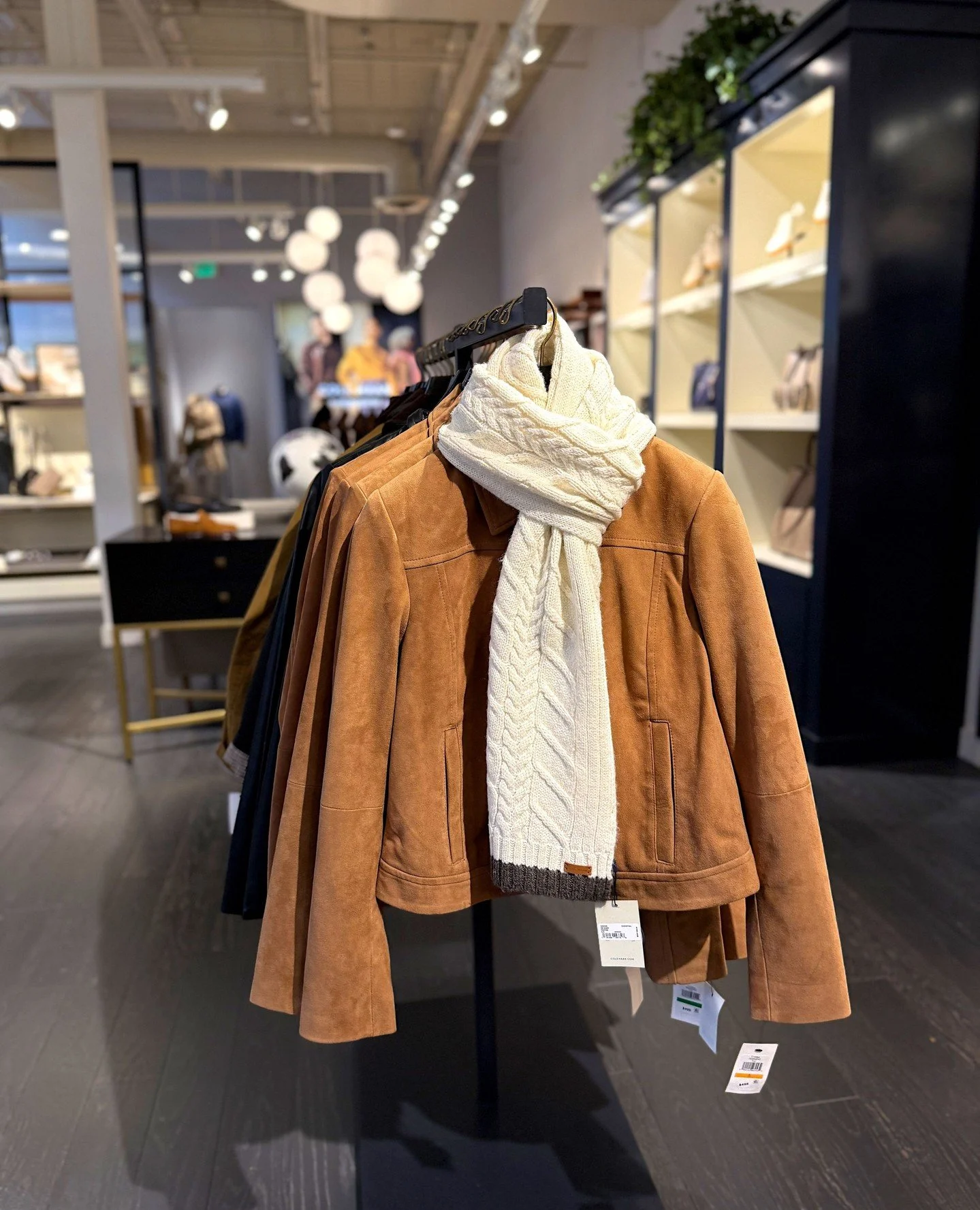 Just a few of our favorite fall finds from @colehaan’s latest release 🍂 From polished styles to cold-weather essentials, these pieces are equal parts timeless and on-trend for the autumn season.
