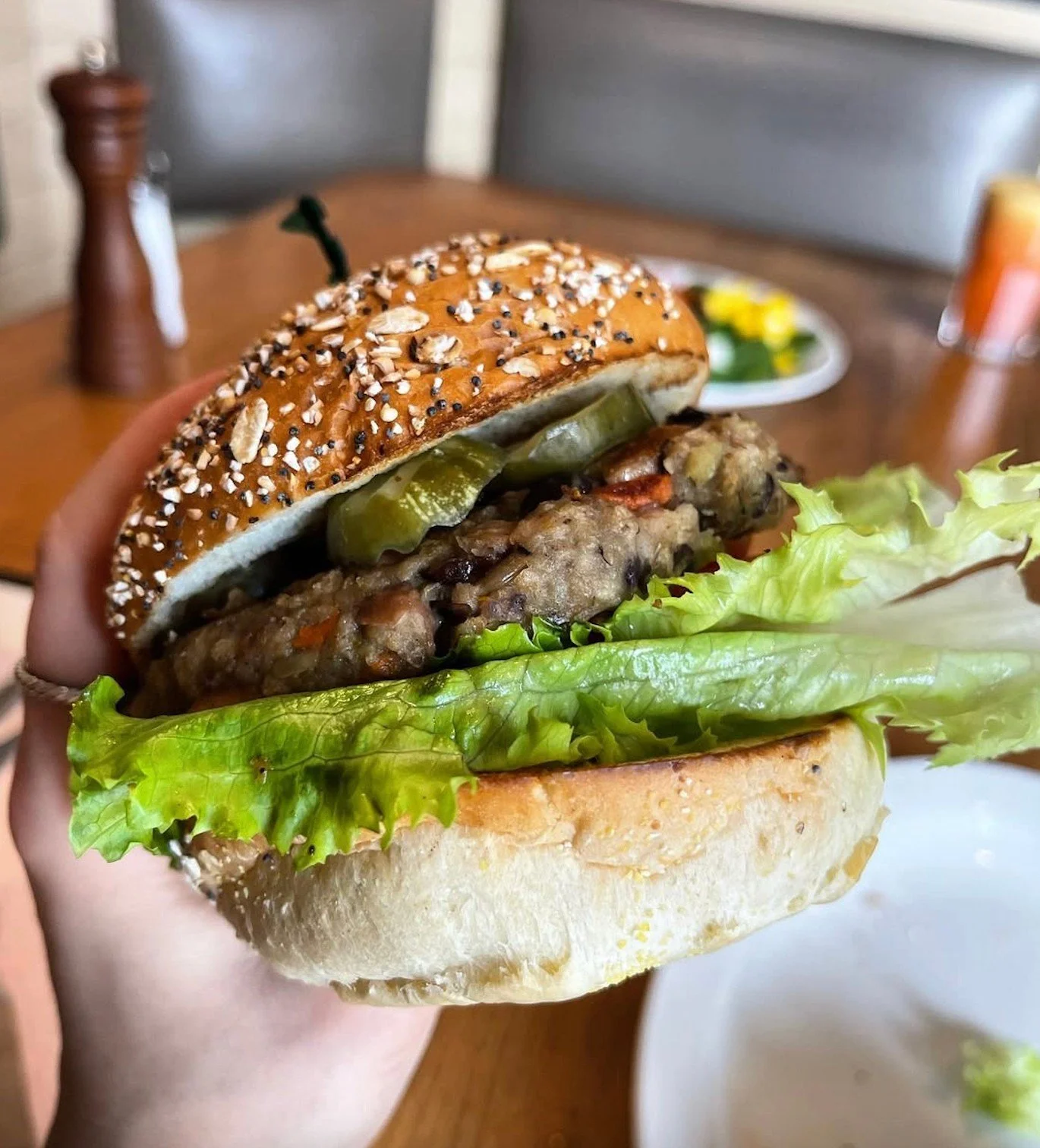 Start those resolutions on a healthy (and delicious!) note with @good_earth_edina&rsquo;s Plant-Based Burger. 🍔 This house-made vegetarian patty is made with adzuki and pinto beans, sunflower seeds, sesame seeds, cashews, and a thoughtful blend of v