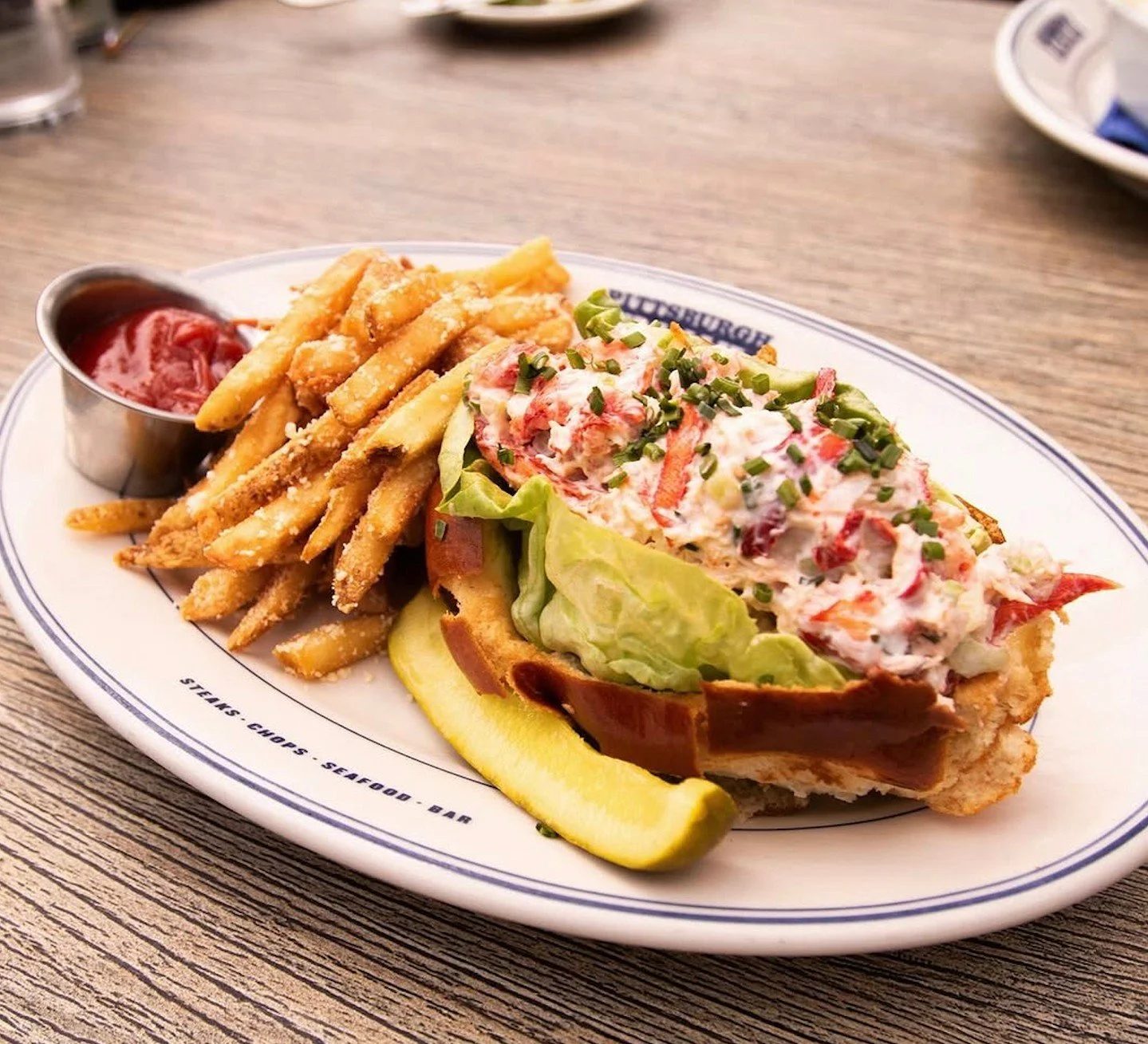 Start your weekend on a delicious note with @pittsburghblueedina&rsquo;s Maine Lobster Roll! 🦞 Savory, buttery and perfectly satisfying, it&rsquo;s the ultimate way to indulge in a seafood favorite this season. Bon App&eacute;tit!