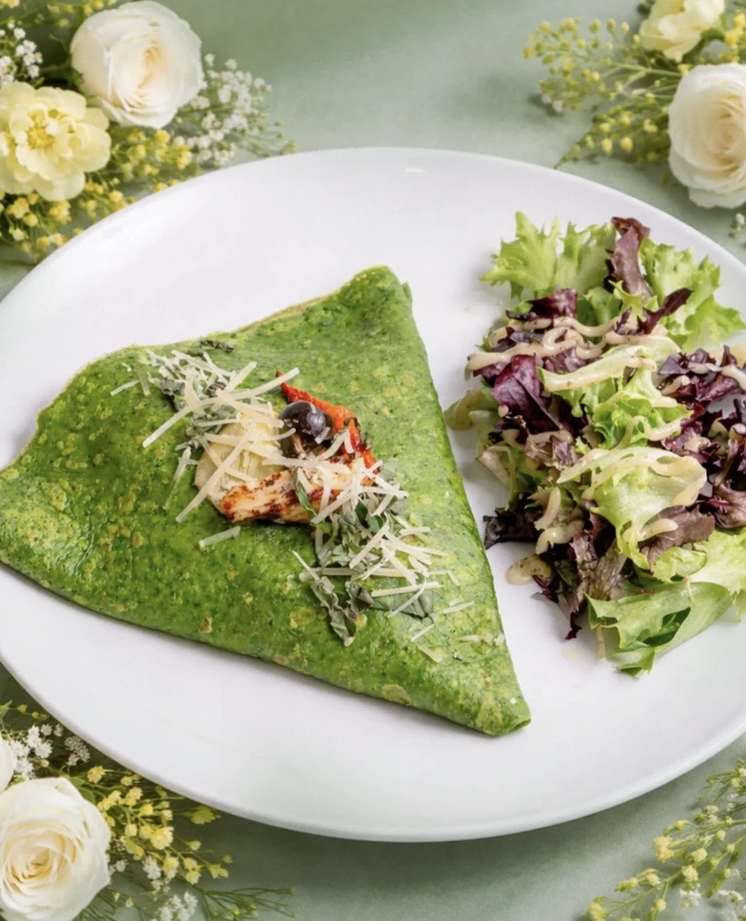 A little luck&mdash;and a lot of flavor! 💚⁠
⁠
Celebrate St. Patrick&rsquo;s Day with a fresh taste of spring at @sweetparis. Their new Chicken Pesto Cr&ecirc;pe layers grilled chicken, artichoke hearts, fresh pesto, bell peppers, olives and mozzarel