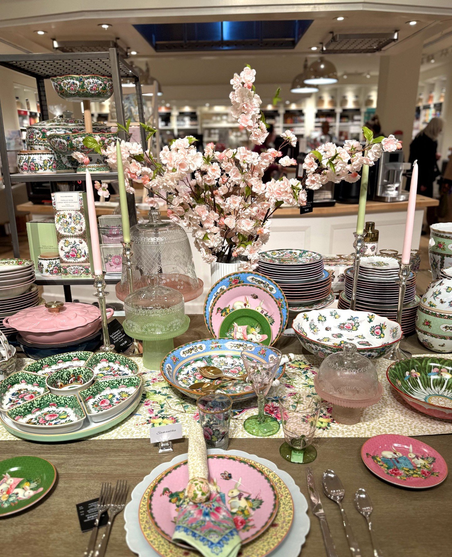 A table dressed for the season. 🌸🐇 ⁠
⁠
From vibrant prints to delicate florals (and adorable accents of bunnies, of course!), @williamssonoma&rsquo;s Easter collection brings effortless, festive charm to every gathering. Discover these fanciful fin