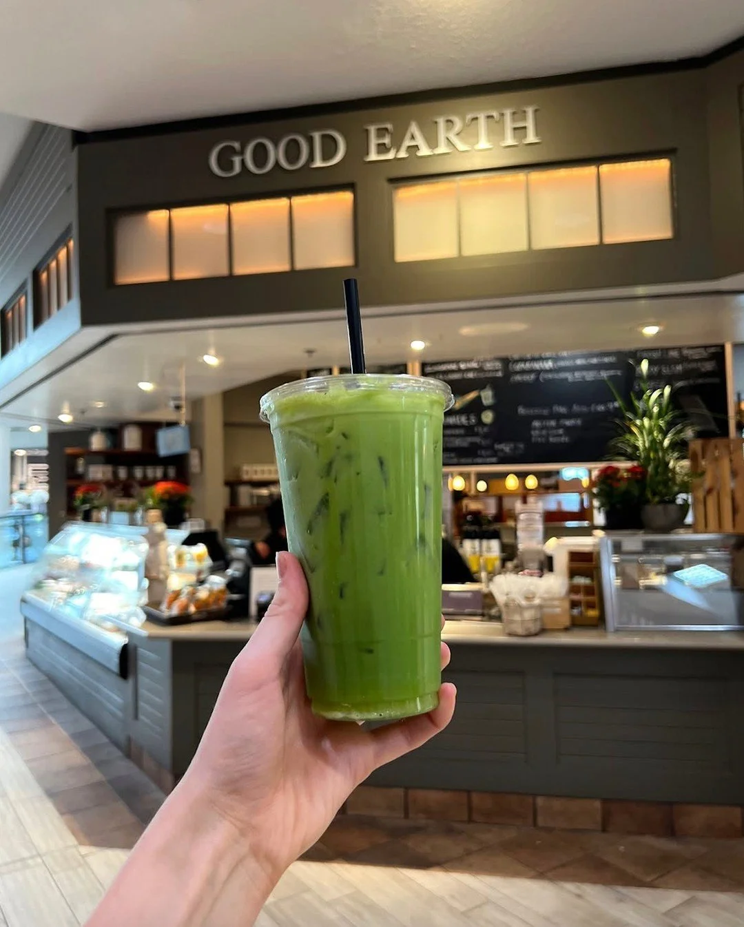 Spring is blooming in Minnesota and we're getting our daily dose of greenery thanks to @good_earth_edina! Their fan-favorite Go Green Lemonade is packed with kale, spinach, apple, lemon and ginger, and provides the ultimate boost for a fresh (and del