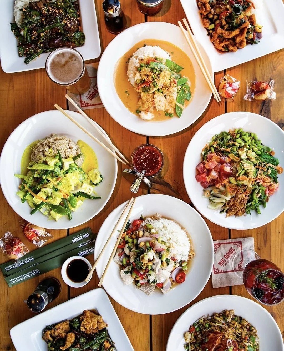 Weeknight dinners are best spent gathered around the table with the people you love (and digging into your favorites from @bigbowlbuzz!) 🥢 From classic dishes to seasonal specials, there's no shortage of vibrant ingredients and veggie-packed goodnes