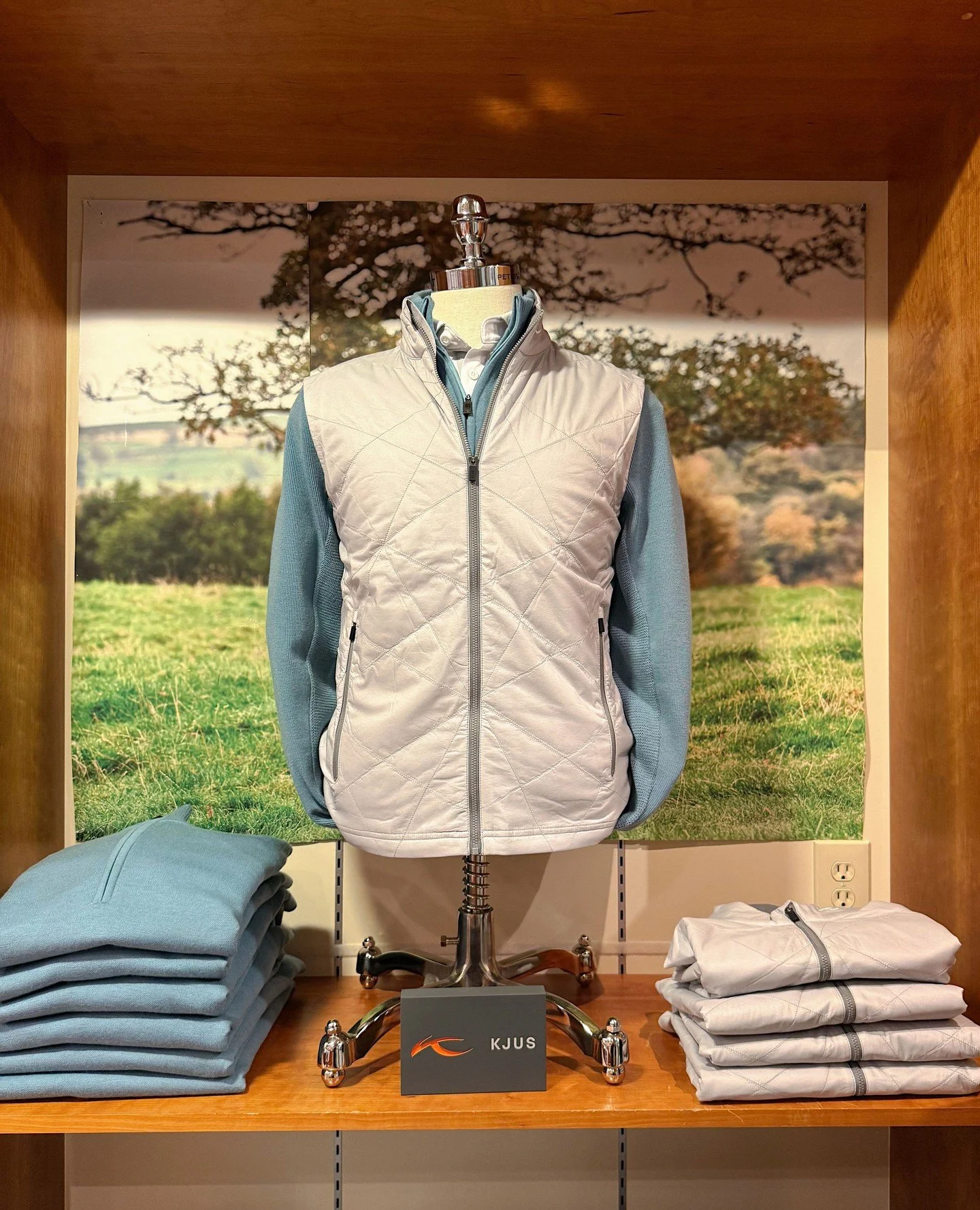 Our dapper friends at @twilledina have everything you need for elevated Father&rsquo;s Day gifting! 👔 From performance-ready golf wear and everyday apparel to timeless footwear and accessories, their collection is filled with pieces he'll wear, use 