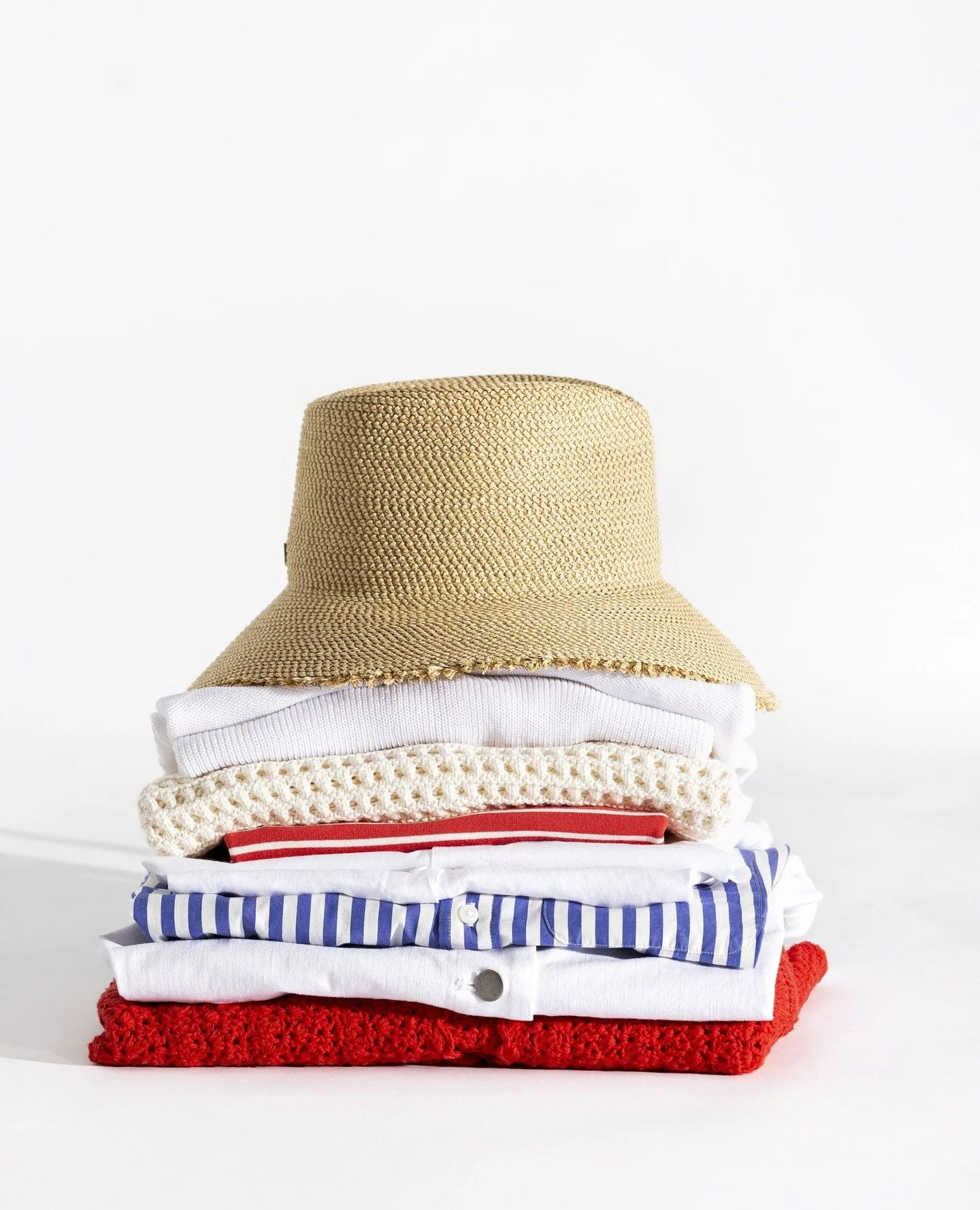 An Americana Summer, courtesy of @artfullivingmag. 🇺🇸 From timeless essentials to warm-weather favorites, this beautifully curated collection featuring Galleria brands celebrates the best of the season and the styles that make it memorable. Tap the